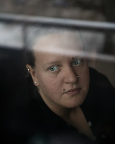 Porträtt på Jennifer Blomberg bakom en glasruta.