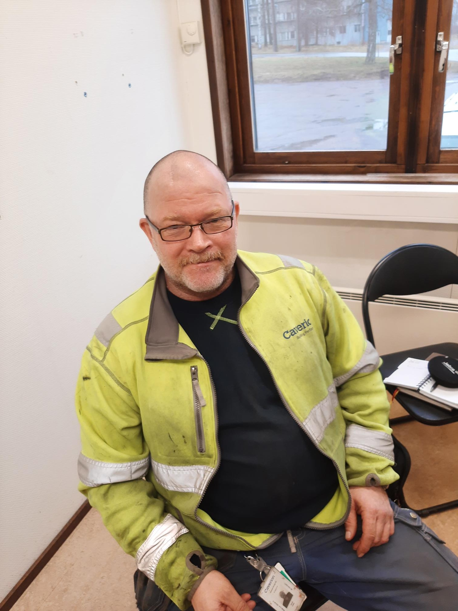 Person sitter vid ett bord.