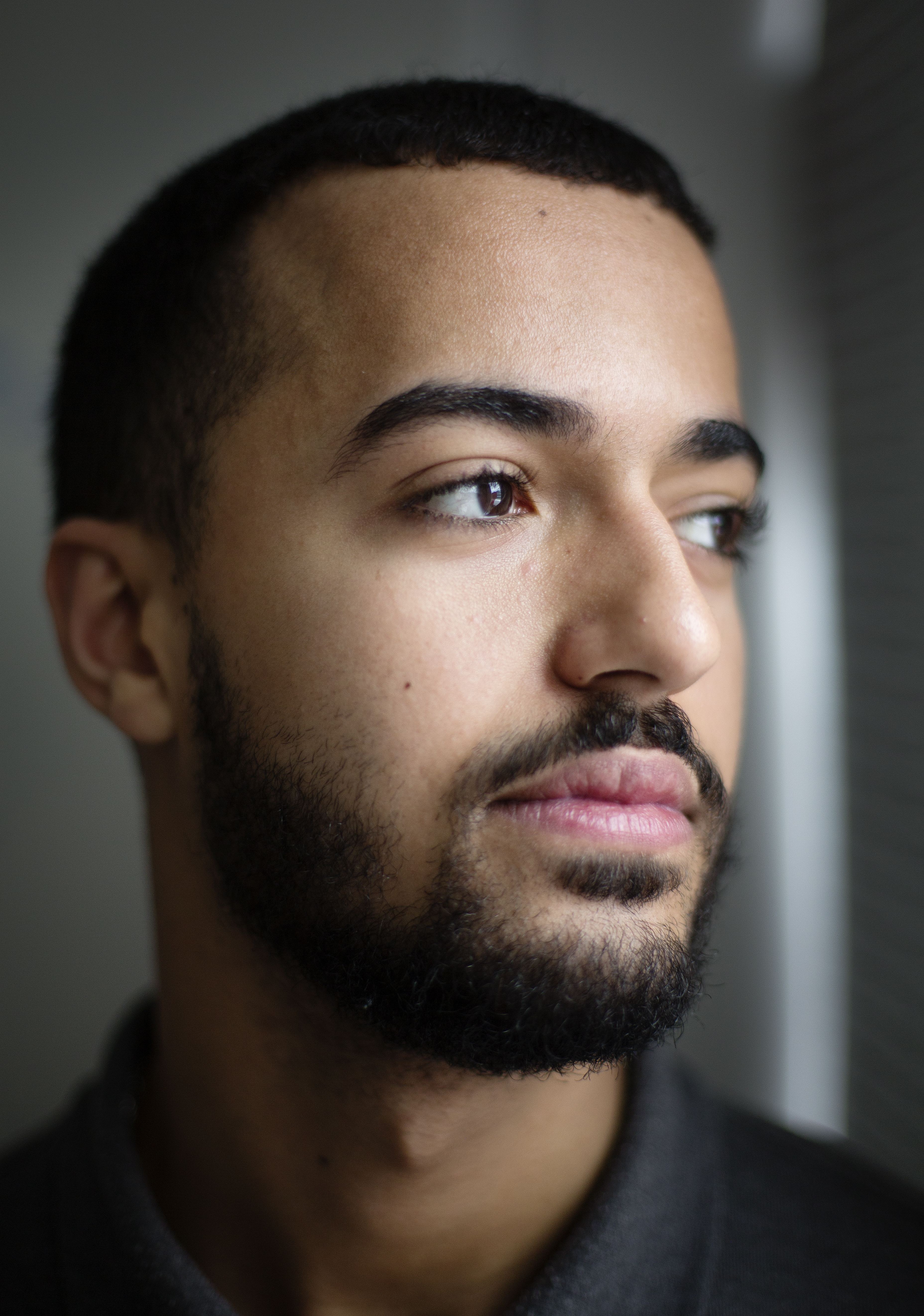 Profilporträtt av en ung man.