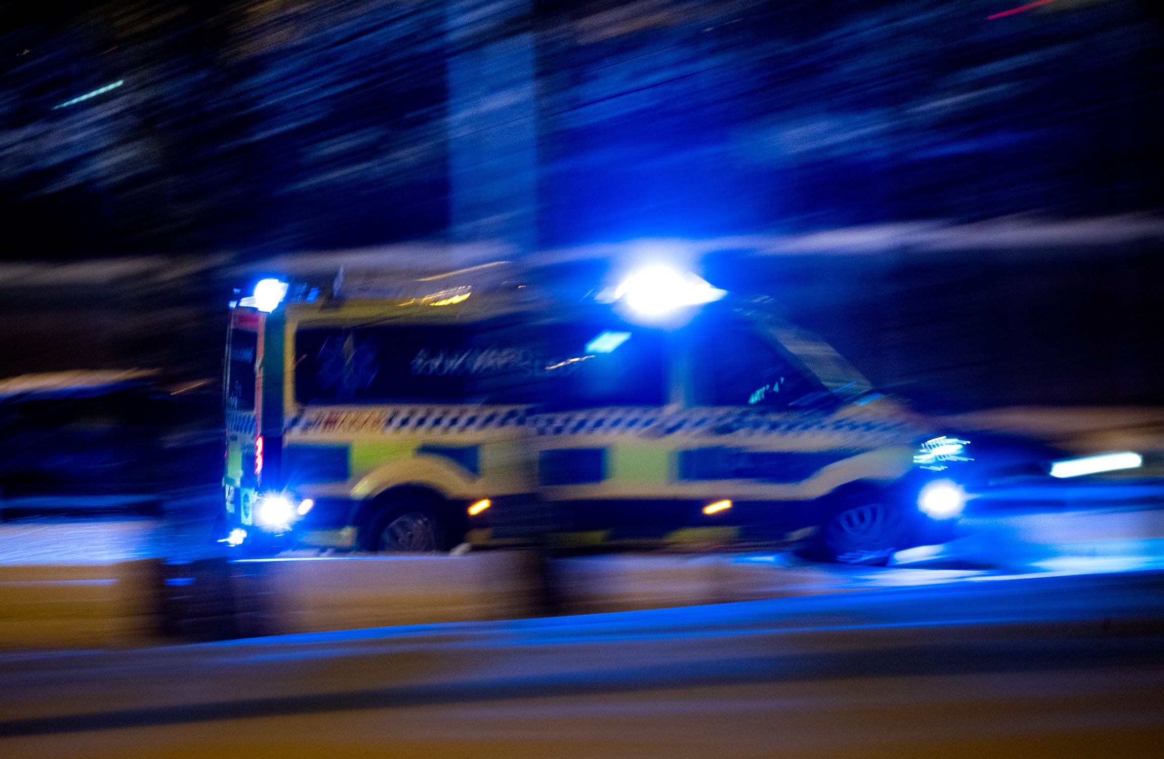 Ambulans som åker med blåljus.