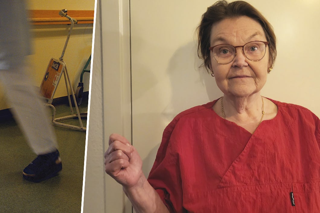 En kvinna står med knuten näve vid en dörr.