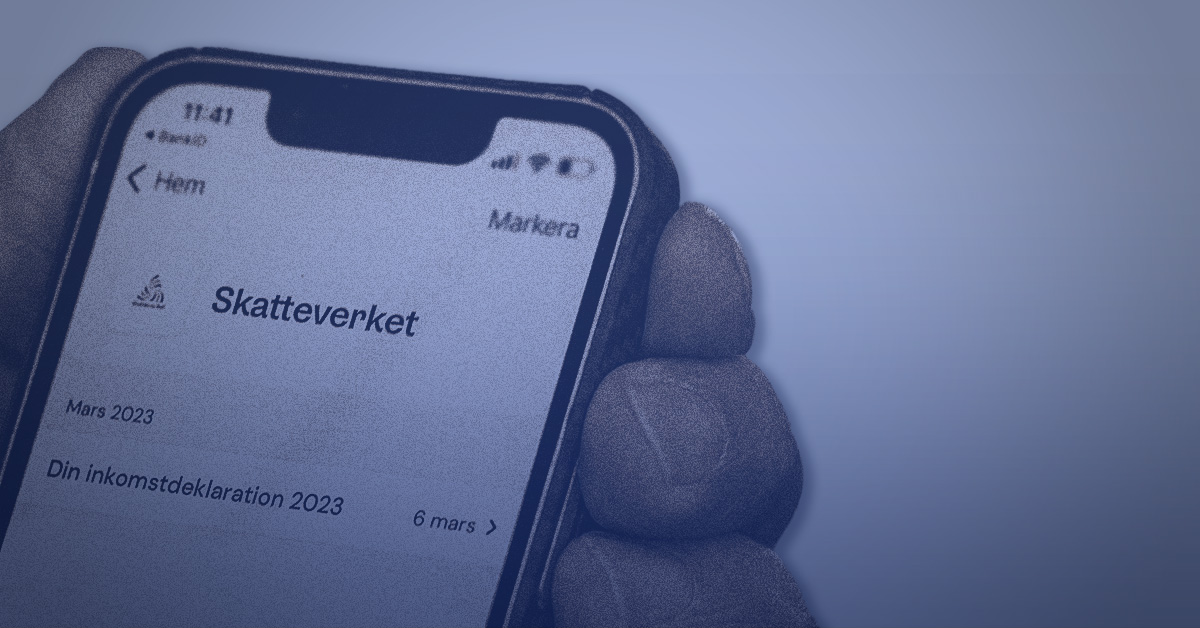 En person som håller upp en telefon för att deklarera på Skatteverket