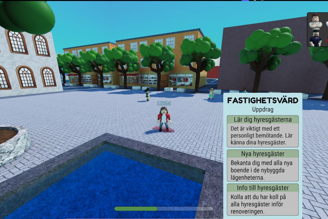 En Roblox-figur står vid en damm på ett torg.