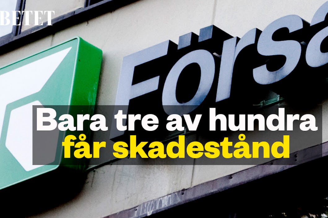 Deprimerad man läser dokument vid ett bord.