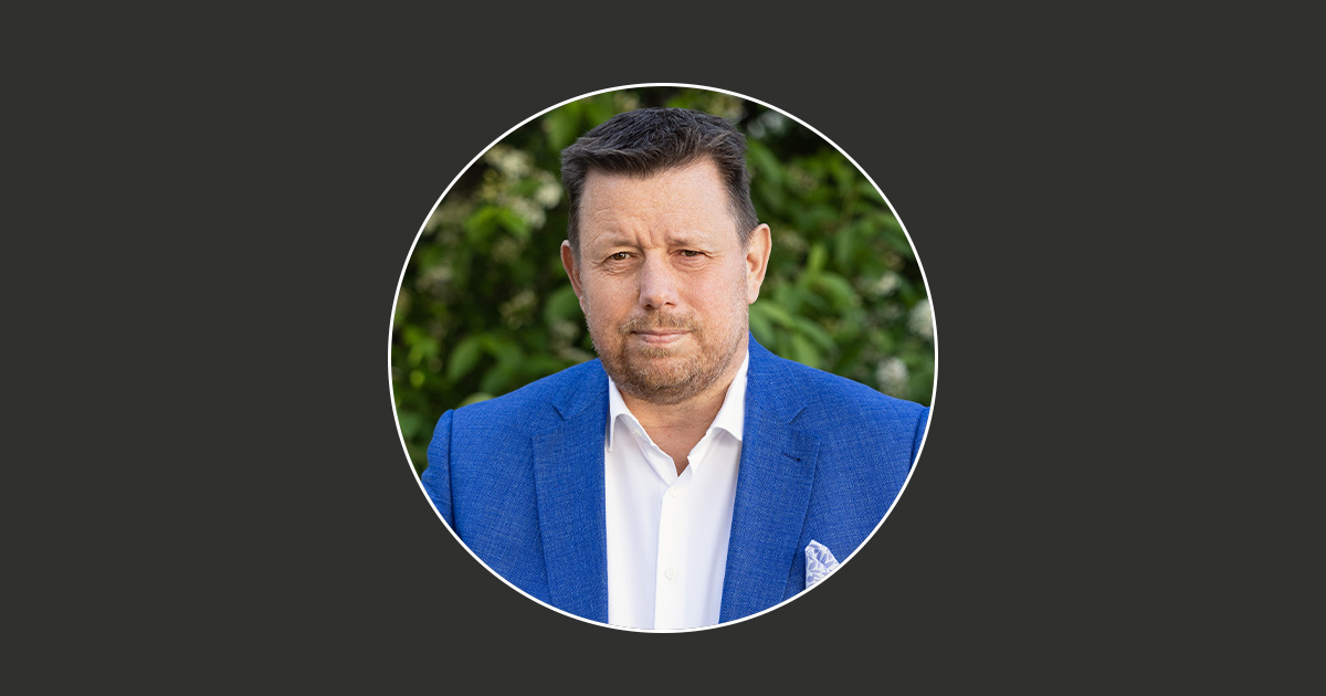 En bild av en man i blå kostym.