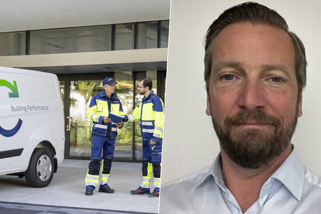 Två elektriker står bredvid en vit skåpbil.