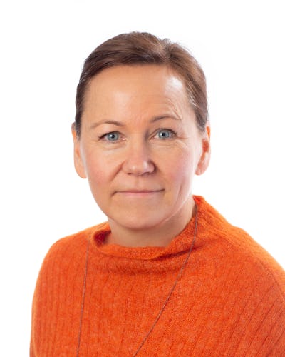 Kvinna tittar i kameran.