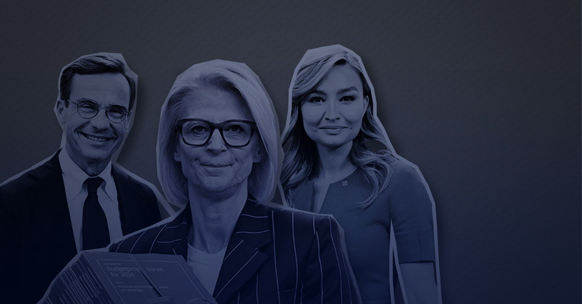 En grupp människor som står framför en blå bakgrund.