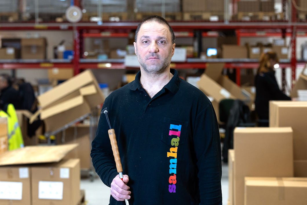 Synskadade Saddik Kanaan på sitt arbete.