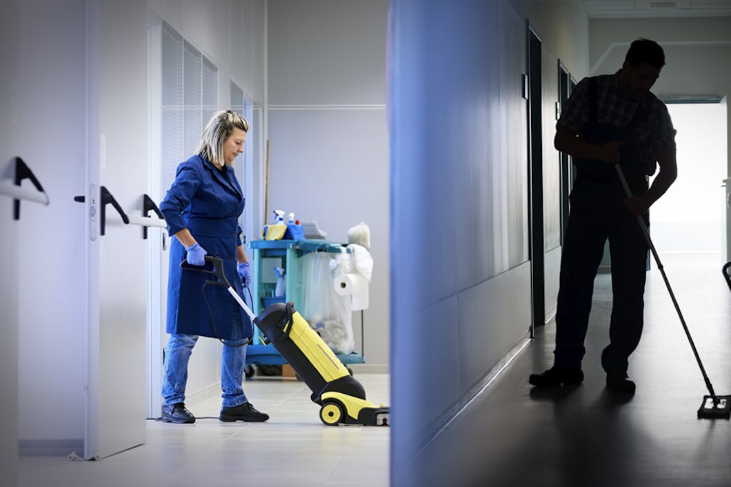Delad bild på två städare – en kvinna och en man.