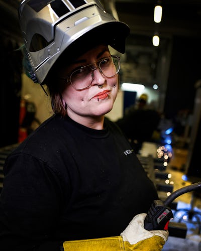 Therése Eriksson i svetsarutrustning.