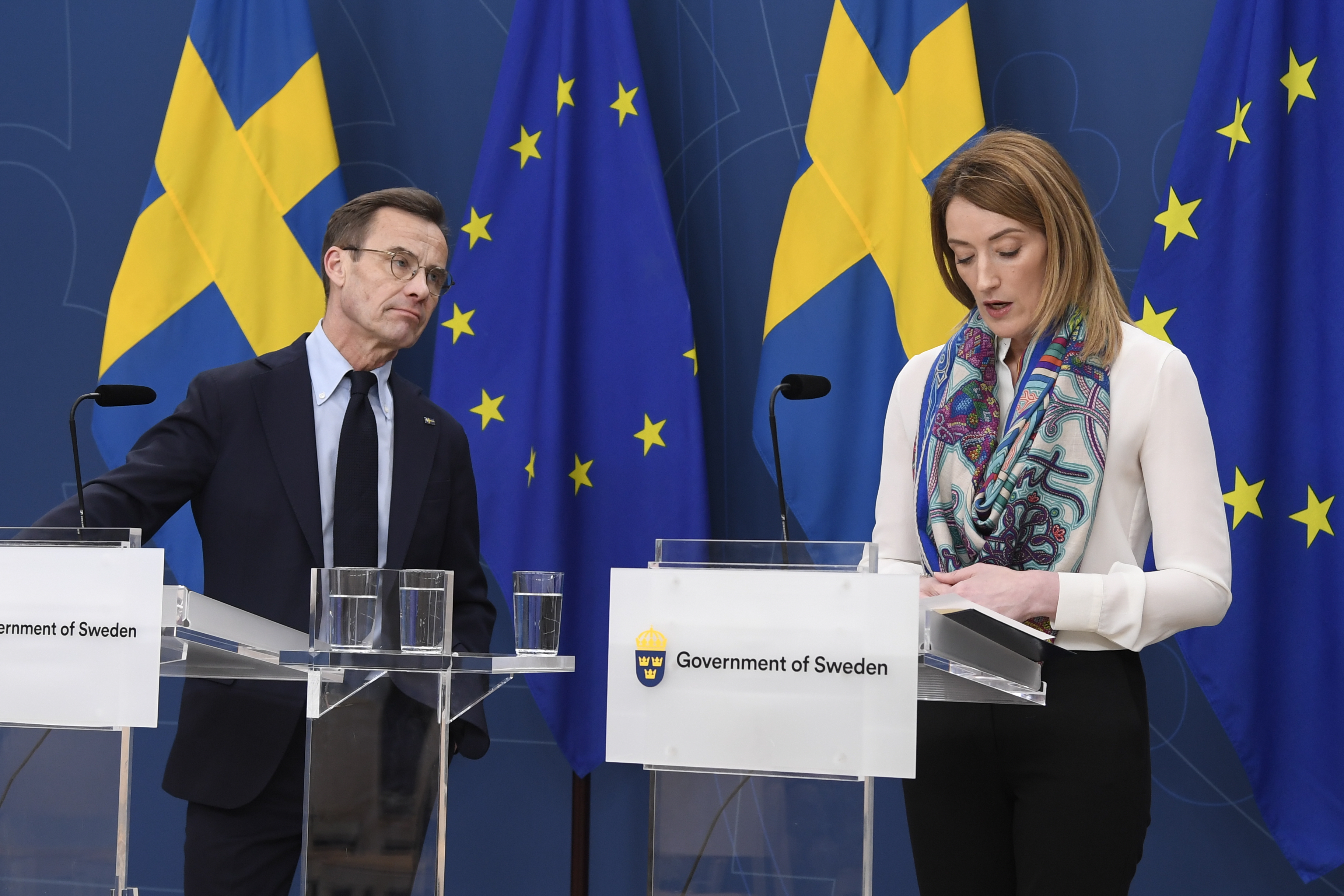 Statsminister Ulf Kristersson och Europaparlamentets talman Roberta Metsola, står vid ett podium med Sveriges och Europas flagga i bakgrunden.
