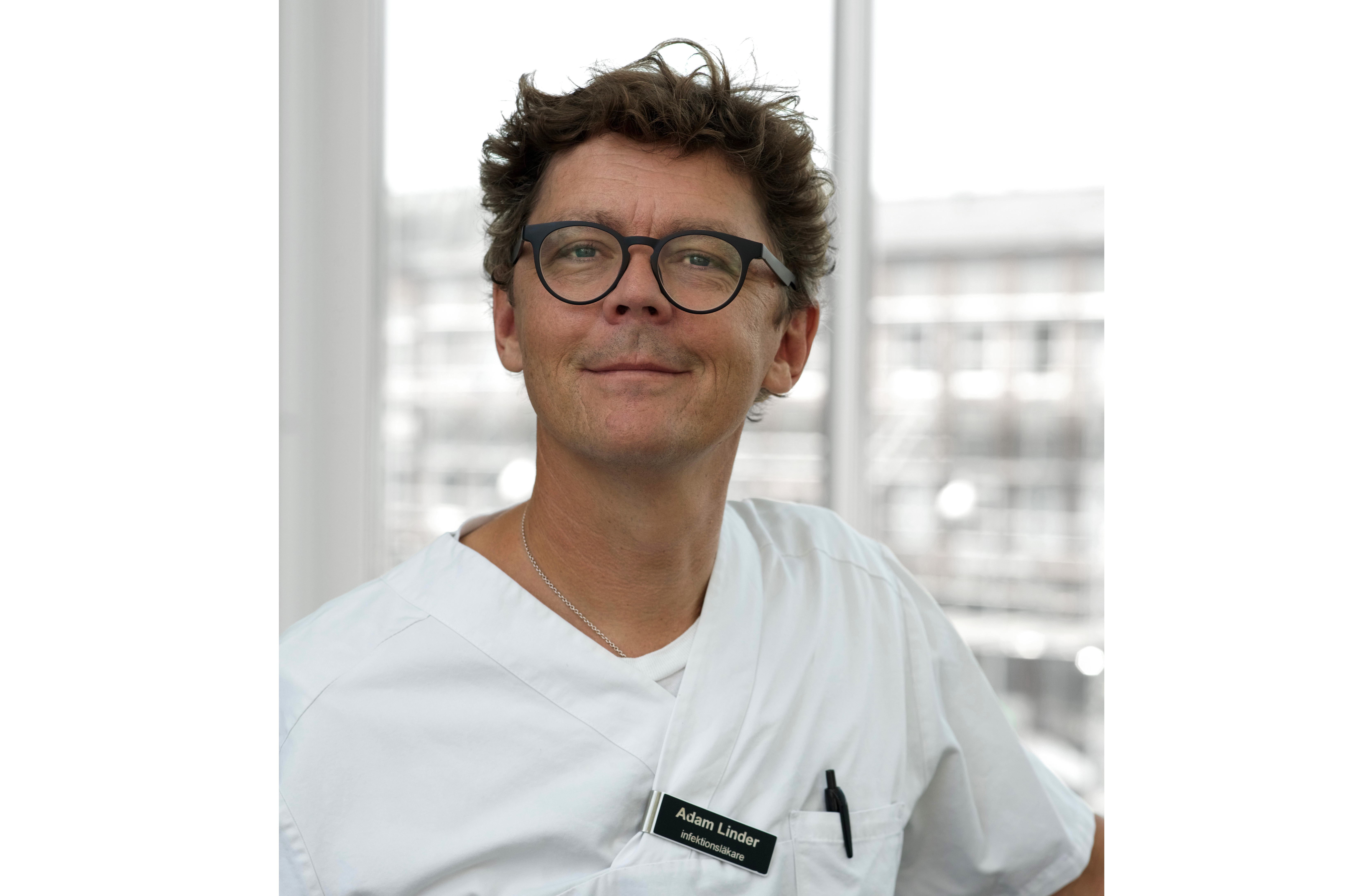 En man i vit läkarrock.