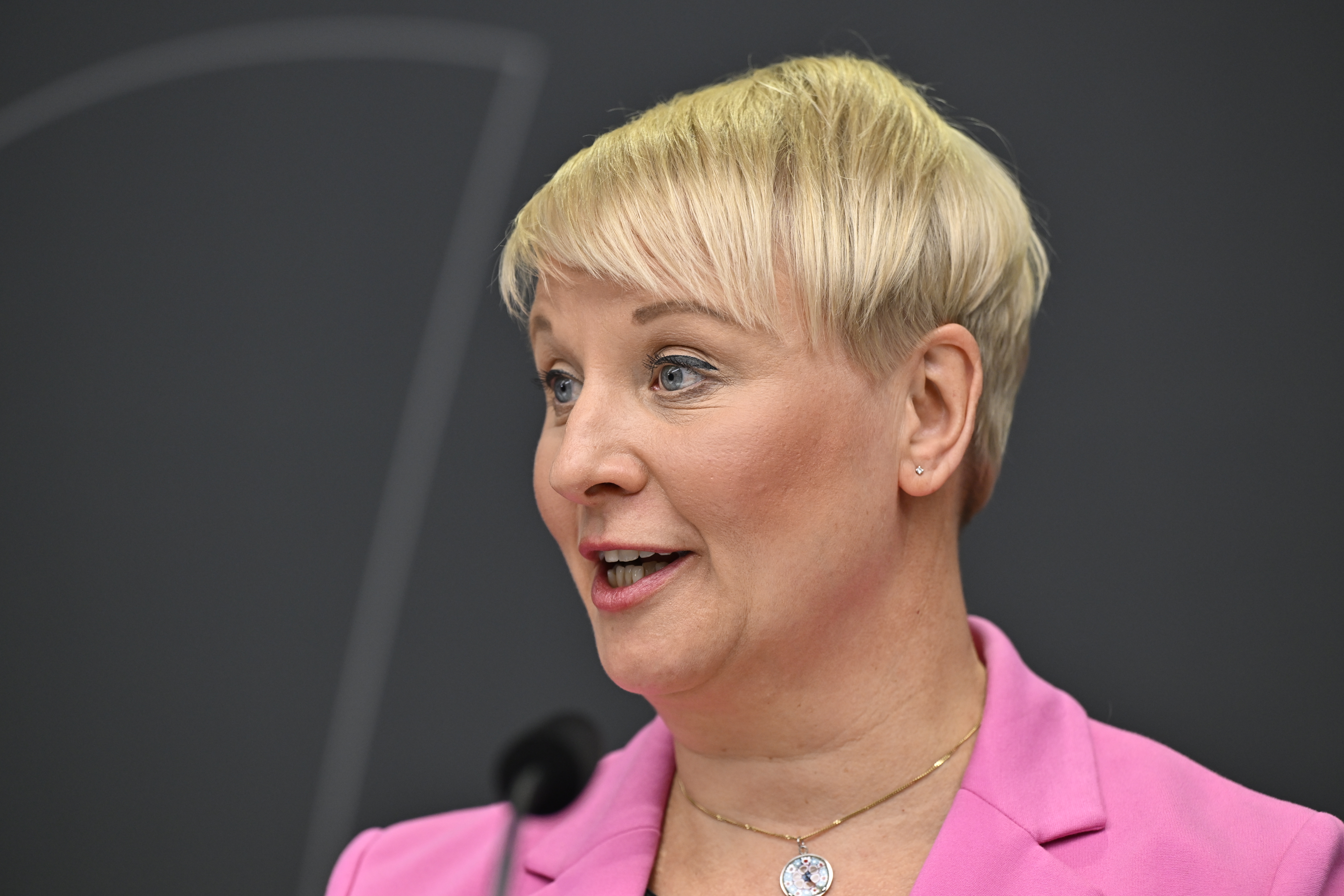 Äldre- och socialförsäkringsministern Anna Tenje (M) tar emot emot slutbetänkandet från utredningen Sjukförsäkringen i förändring tillsammans med särskilda utredaren Per Johansson.