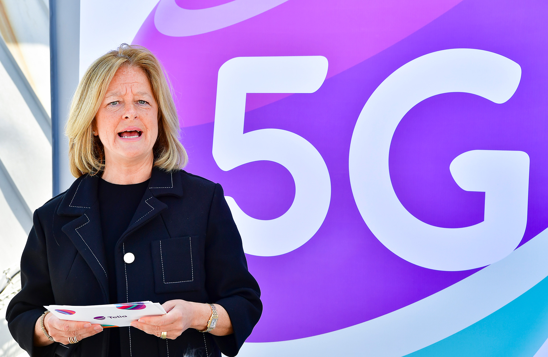 Telias vd framför en Teliaskylt.