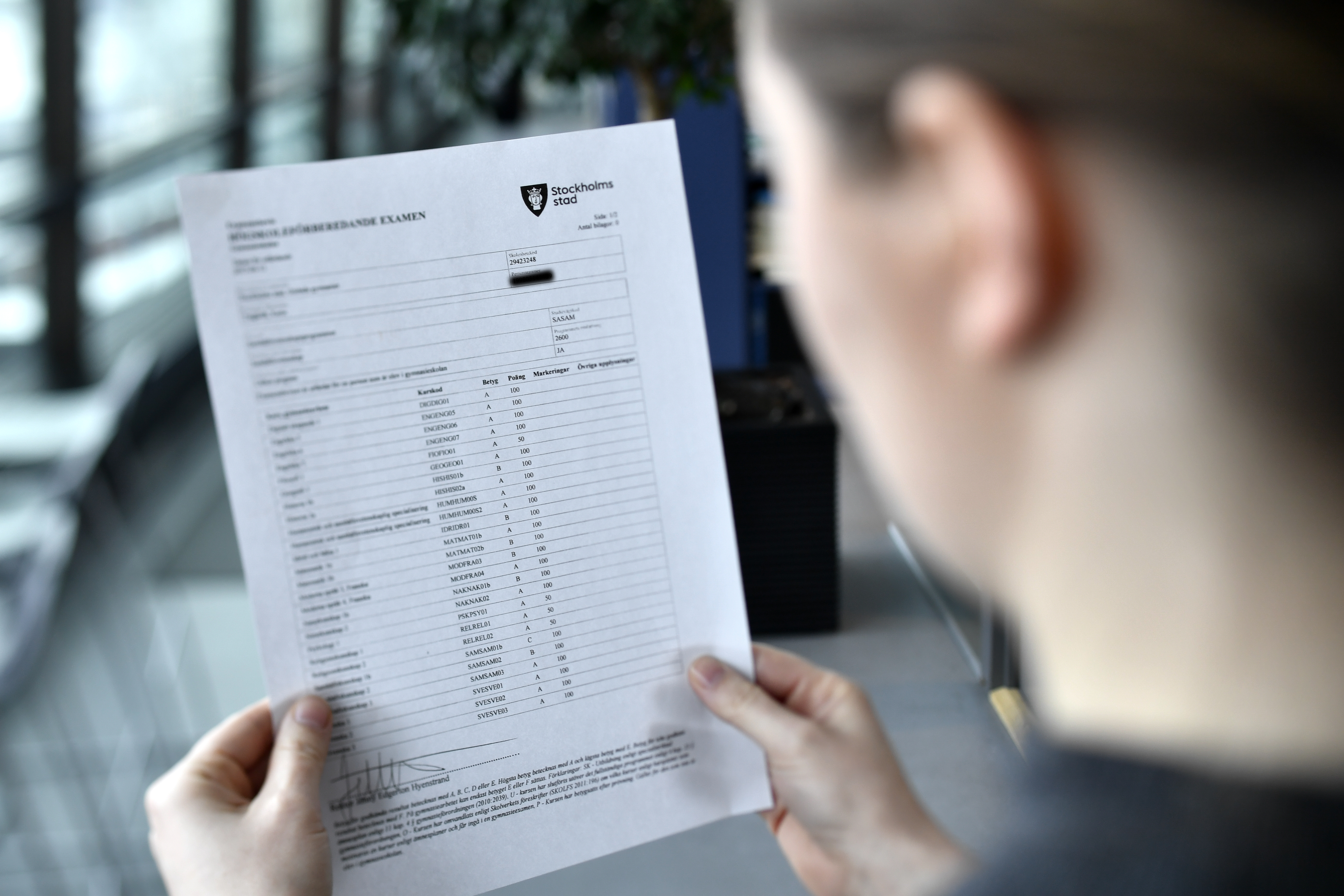 En individuell granskare ett detaljerat provresultat från Stockholms universitet, med fokus på den signerade sektionen.