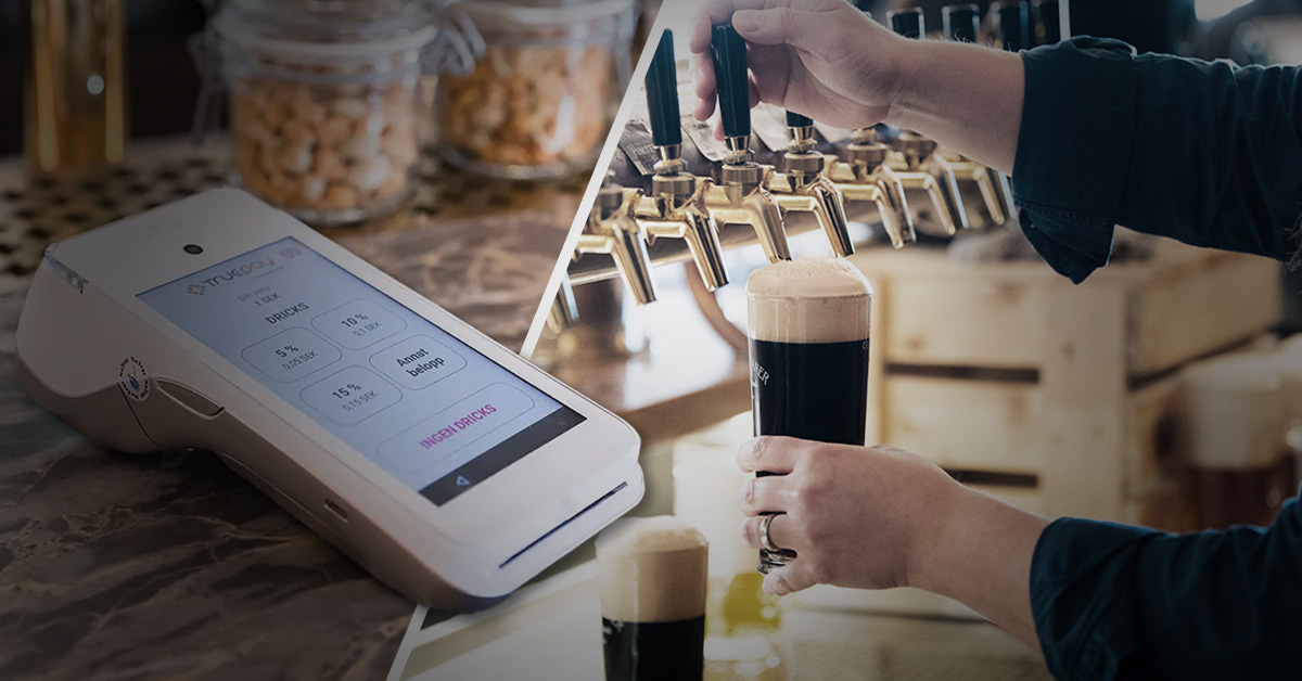 Delad bild. En person häller upp en mörk öl på en bar. Andra bilden är på en kassaterminal som visar ett belopp med hur mycket dricks