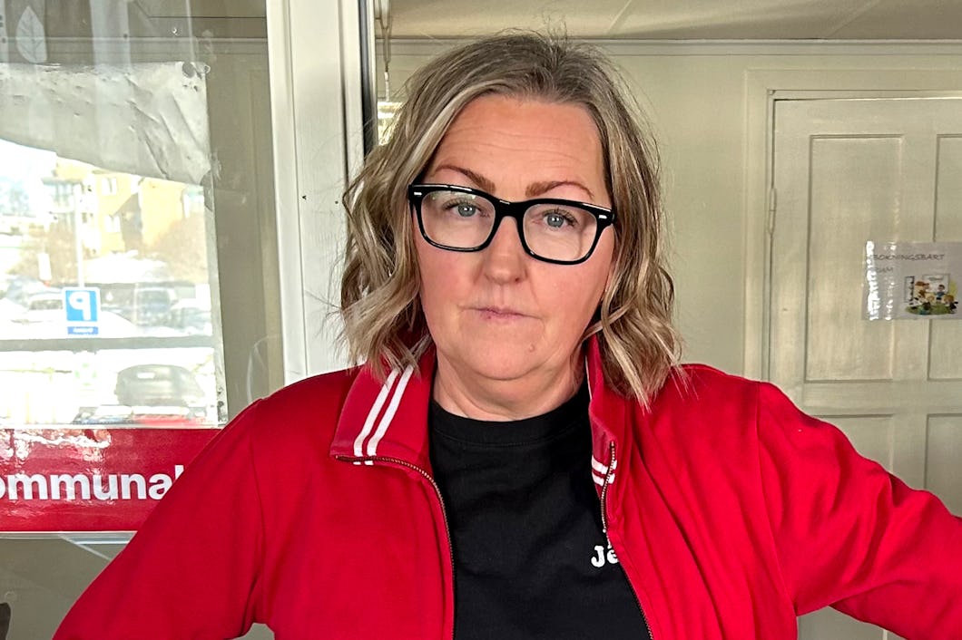 Erika Hasselvik, Kommunal i röd tröja.
