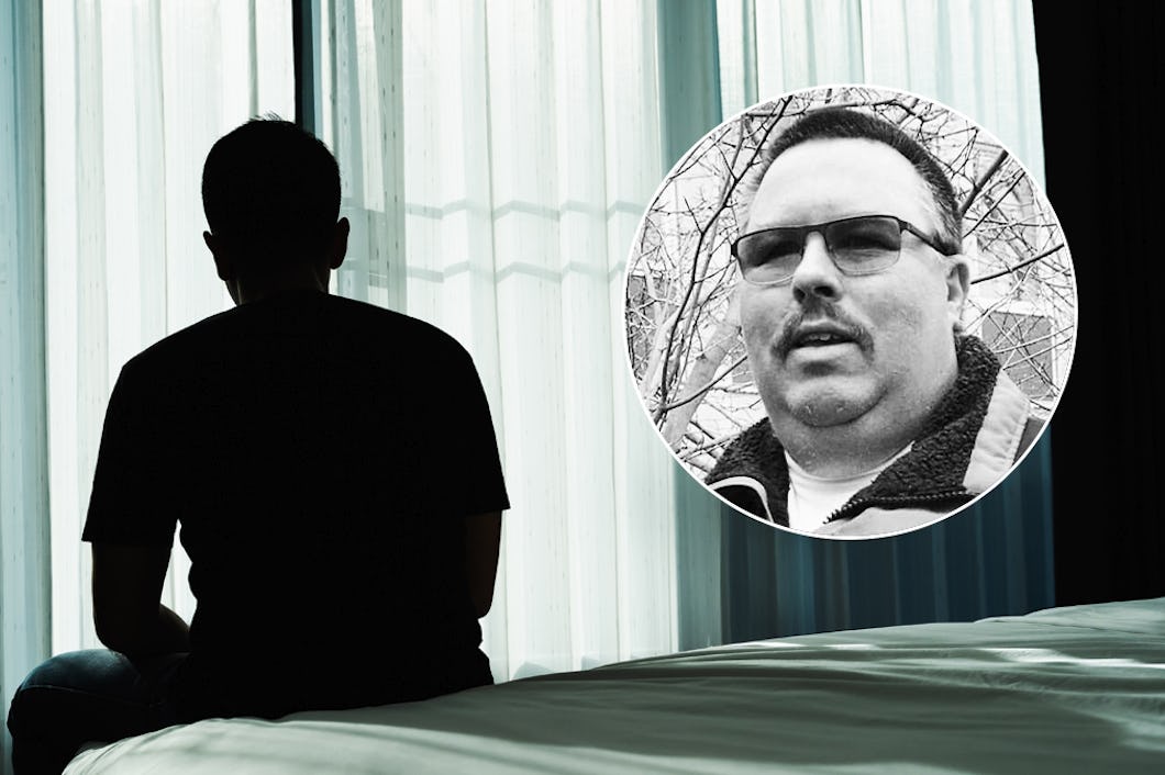 En person i silhuett som sitter på en säng mot ett fönster med tunna gardiner, tillsammans med ett infällt svartvitt foto av Joakim Häggkvist iförd solglasögon.