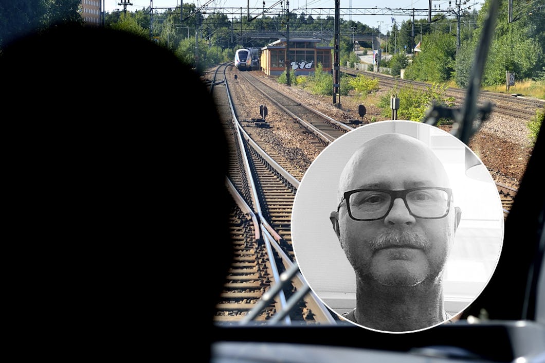 Utsikt från en lokförarhytt med en lokförare i förgrunden och järnvägsspår och ett tåg i bakgrunden. Infällt ett porträtt på Mikael Andersson.