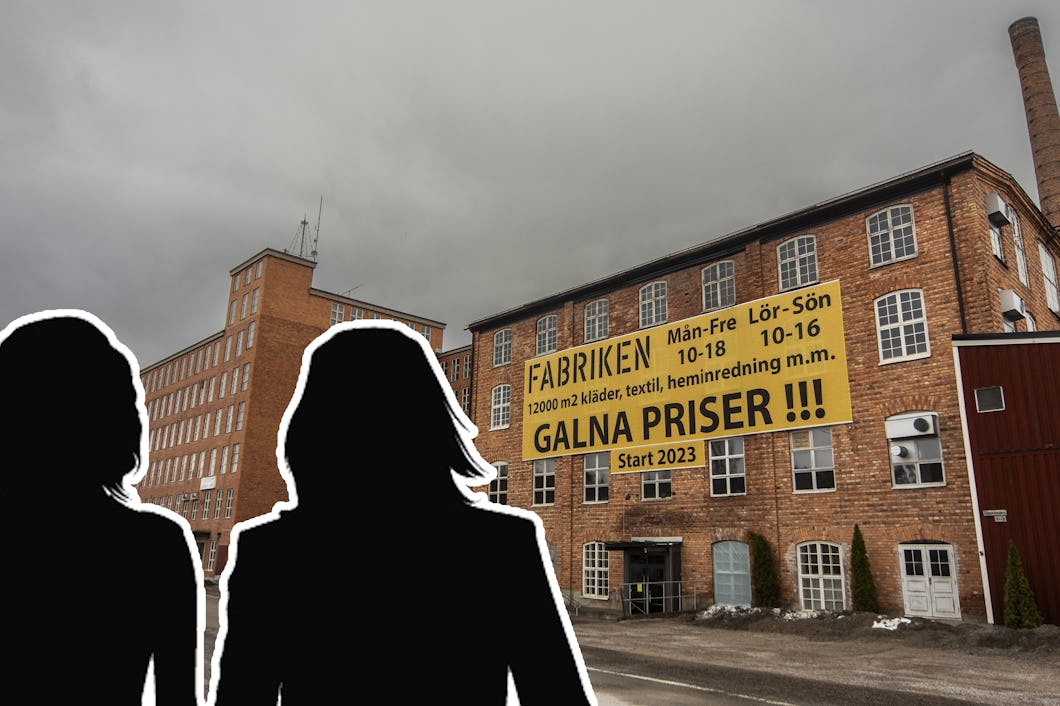 Två silhuettfigurer som står framför en industribyggnad.