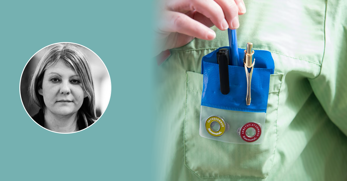 Bildvisning av en kvinnas delvisa ansikte bredvid en hand som sätter en penna i en fickorganisatör på en grön skjorta, innehållande olika knappar och kontorsmaterial.