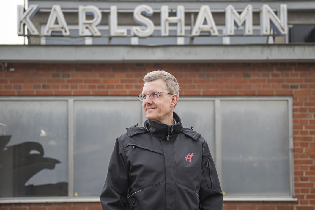 Jonas Gallerydh står framför ett stationshus där det står ”Karlshamn”.