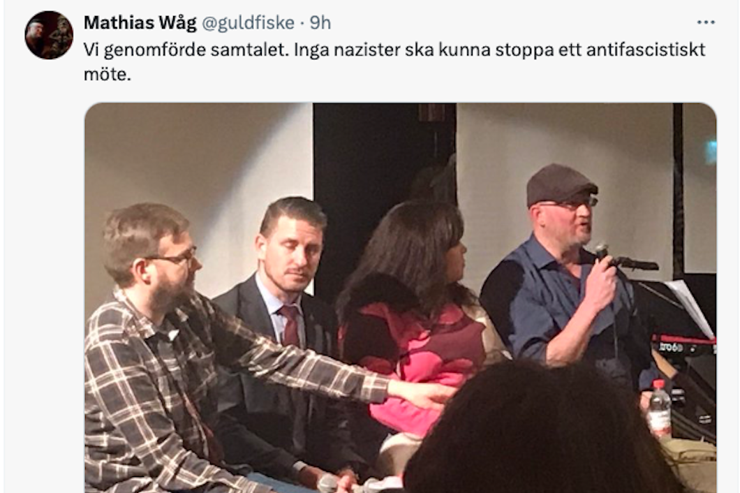 X-post med fyra personer i en panel.