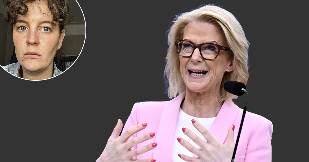 En kvinna i en rosa kavaj talar i en mikrofon.