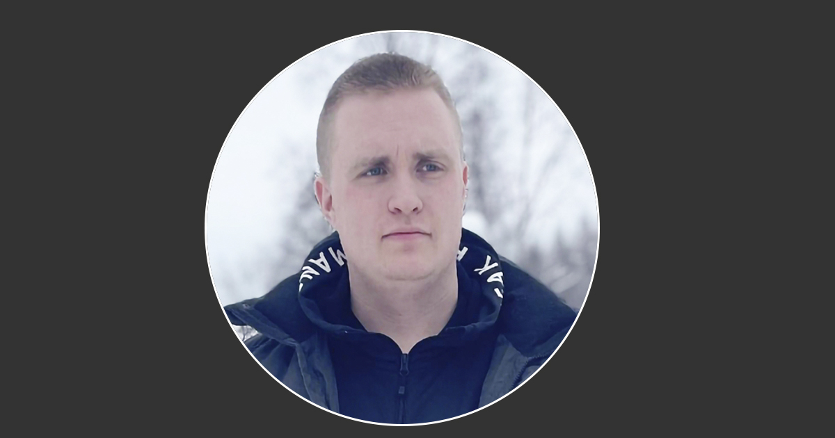 Bild på en ung man med jacka i ett snötäckt landskap.