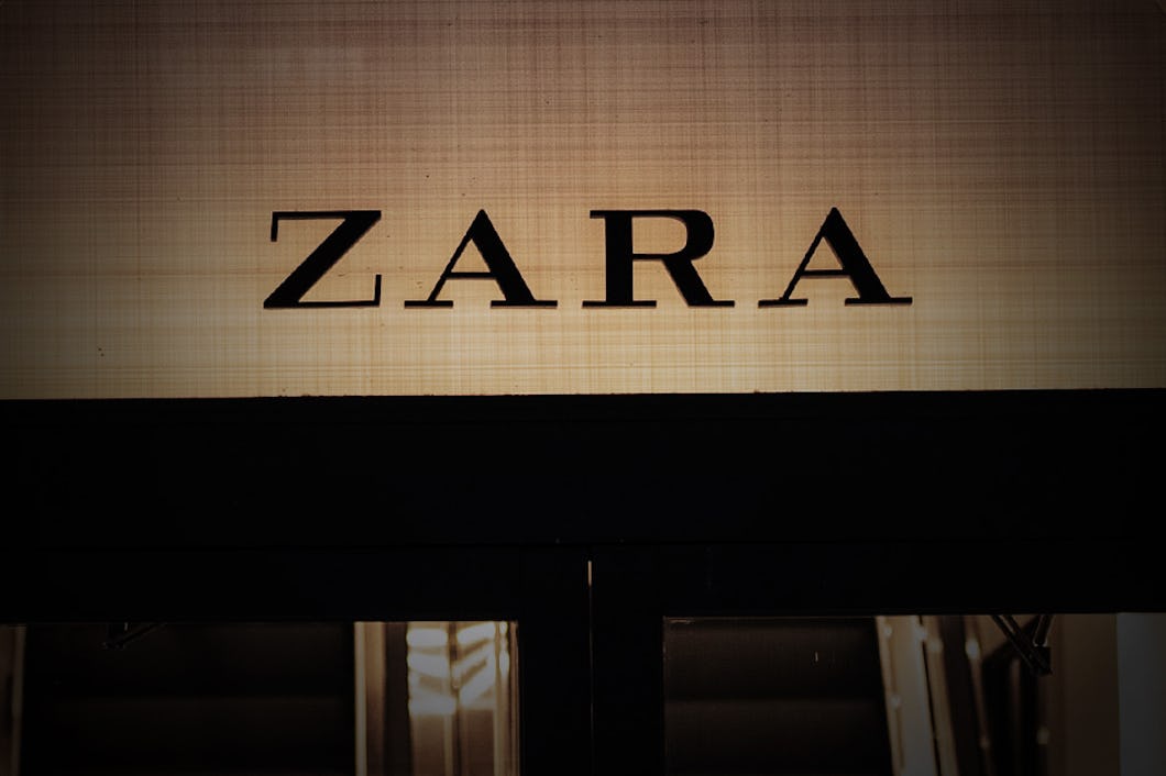Upplyst Zara-skylt ovanför en butiksingång.