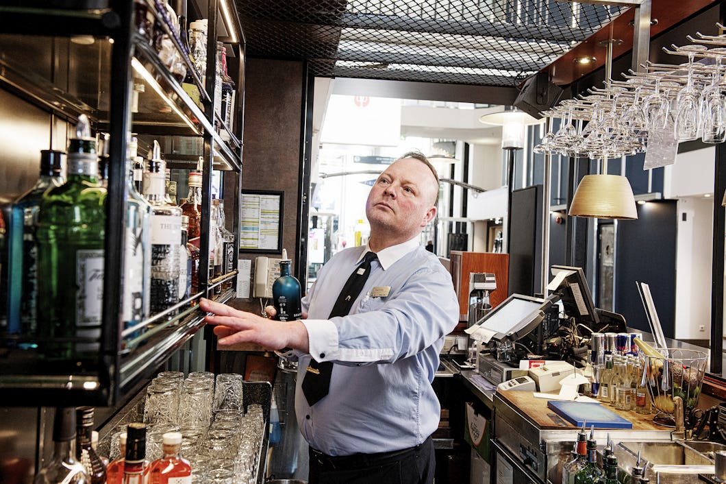 Pierre Haglund jobbar i baren på Silja Symphony