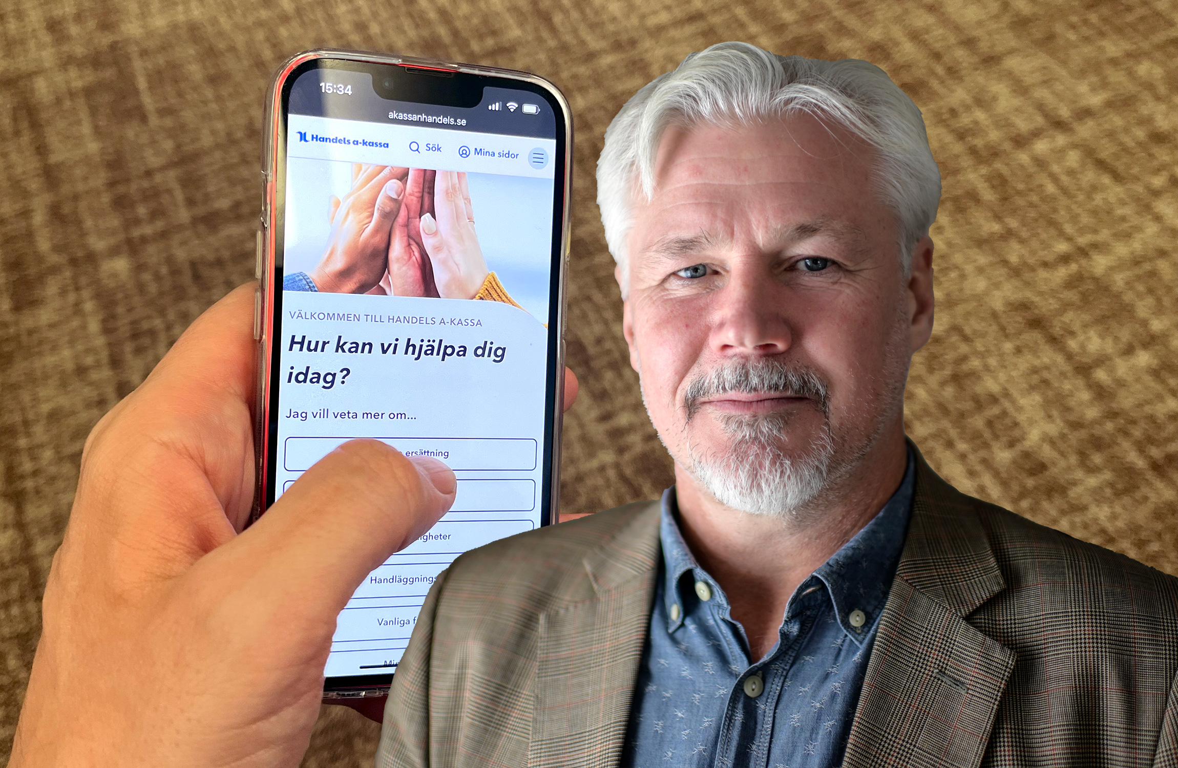 En hand håller en smartphone som visar en webbplats på svenska. Till höger står en medelålders man med grått hår och skägg, iklädd en blazer.