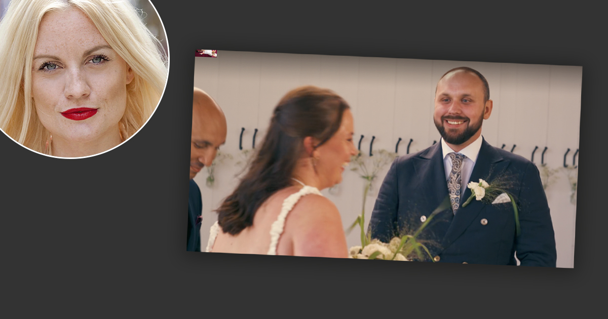 Närbild av en bröllopsceremoni som visar en brud och brudgum som ser på varandra och ler..