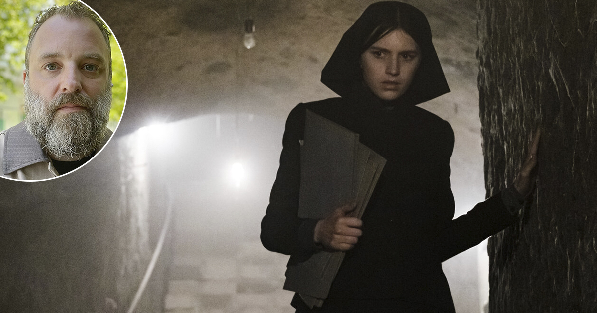 En nunna med en pärm.