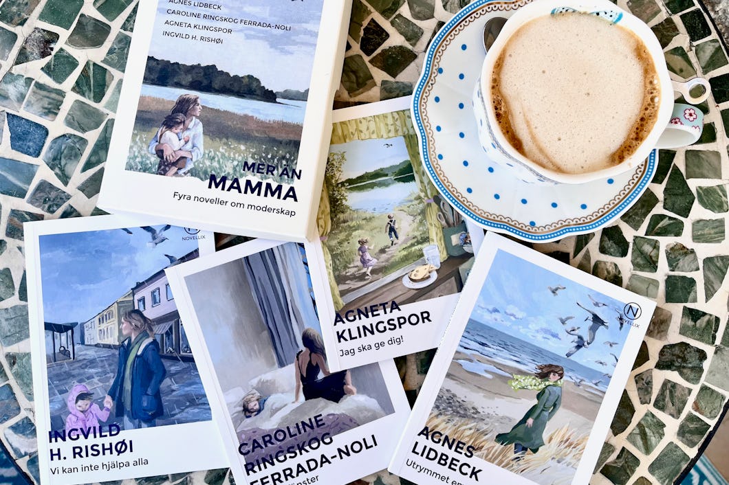 Ett bord med ett dekorativt mönster håller en kopp kaffe och fyra små böcker med olika omslagsillustrationer. Böckerna är av författare som Agnes Lidbeck och Agneta Klingspor.