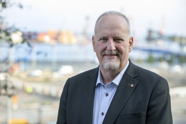 Kenny Reinhold står utomhus.