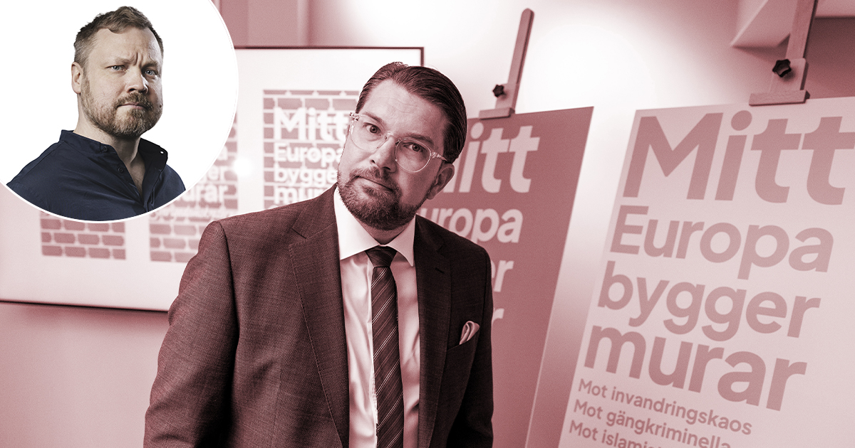 En man i kostym står framför affischer med svensk text. En annan man ser i ett infällt foto och tittar in i kameran. Scenen har en rosa färgton.
