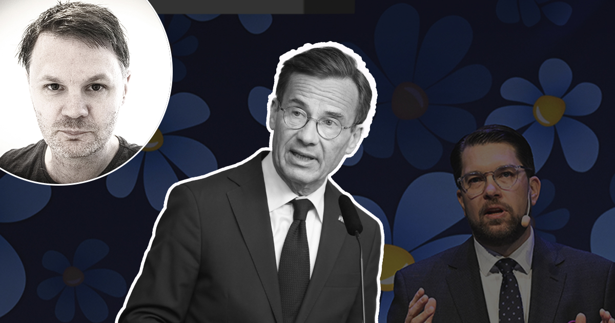 Tre män på en blå blommig bakgrund, där den centrala figuren bär kostym och glasögon. Två av männen är i konversation medan den tredje visa i ett porträtt.