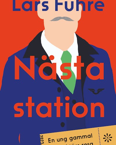 Bokomslag med porträtt av en man med mustasch, klädd i blå jacka och grönaslips. Titel "Nästa station" och författare "Lars Fuhre" syns, samt en undertitel: "En ung gammal konduktörs resa".