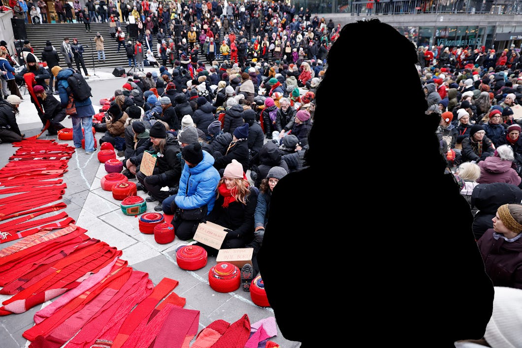 Kollagebild med kvinnor som sittprotesterar och en siluett av en kvinna.