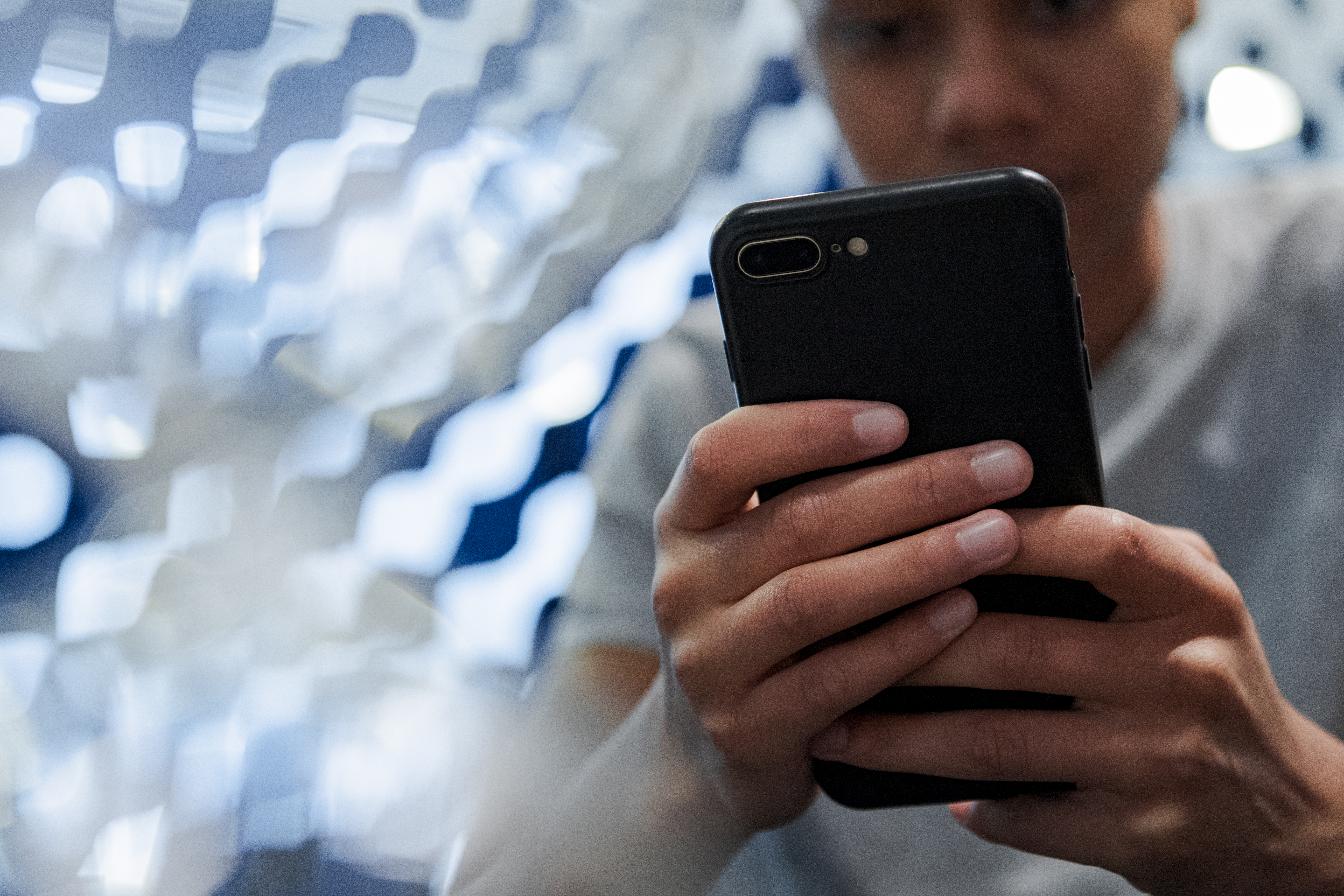 En person som håller i en smartphone och surfar.