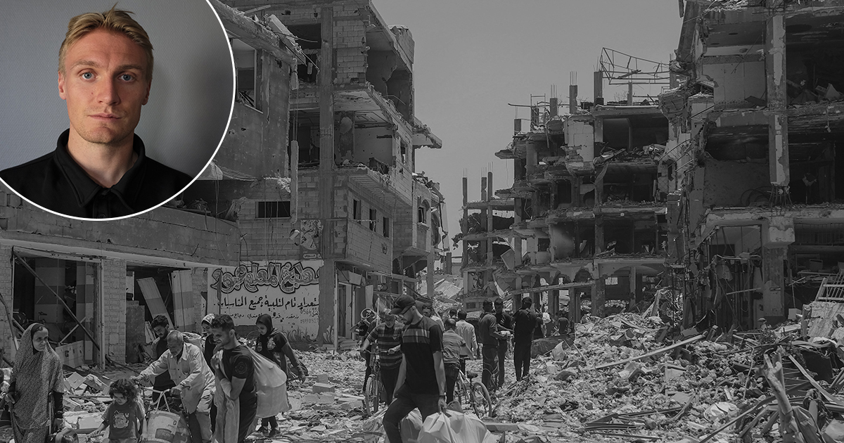 Ett porträtt av en man infällt över en scen där människor går genom en gata fylld med bråte och kraftigt skadade byggnader.