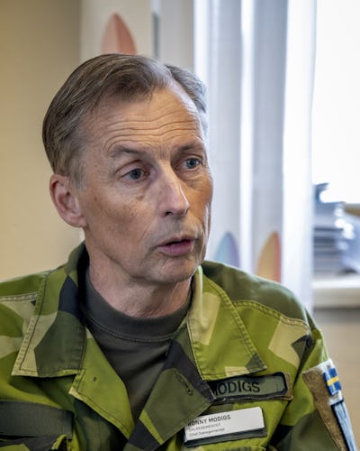 Ronny Modigs sitter i kamouflagekläder inomhus.
