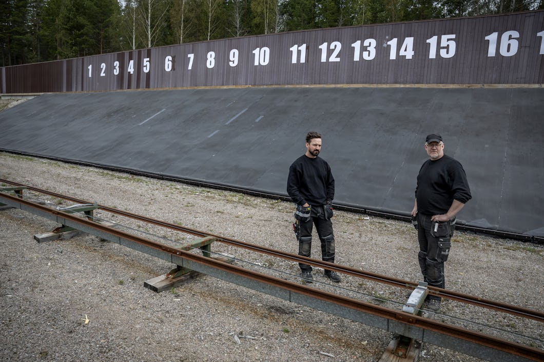 Andreas Grimmesten och Isac Nygren framför en skjutbana markerad med siffrorna 1 till 16.