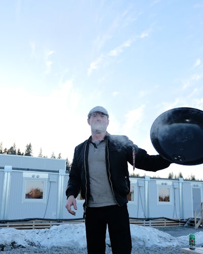 Zan Zupancic grillar korv i barackbyn i Solbacken.