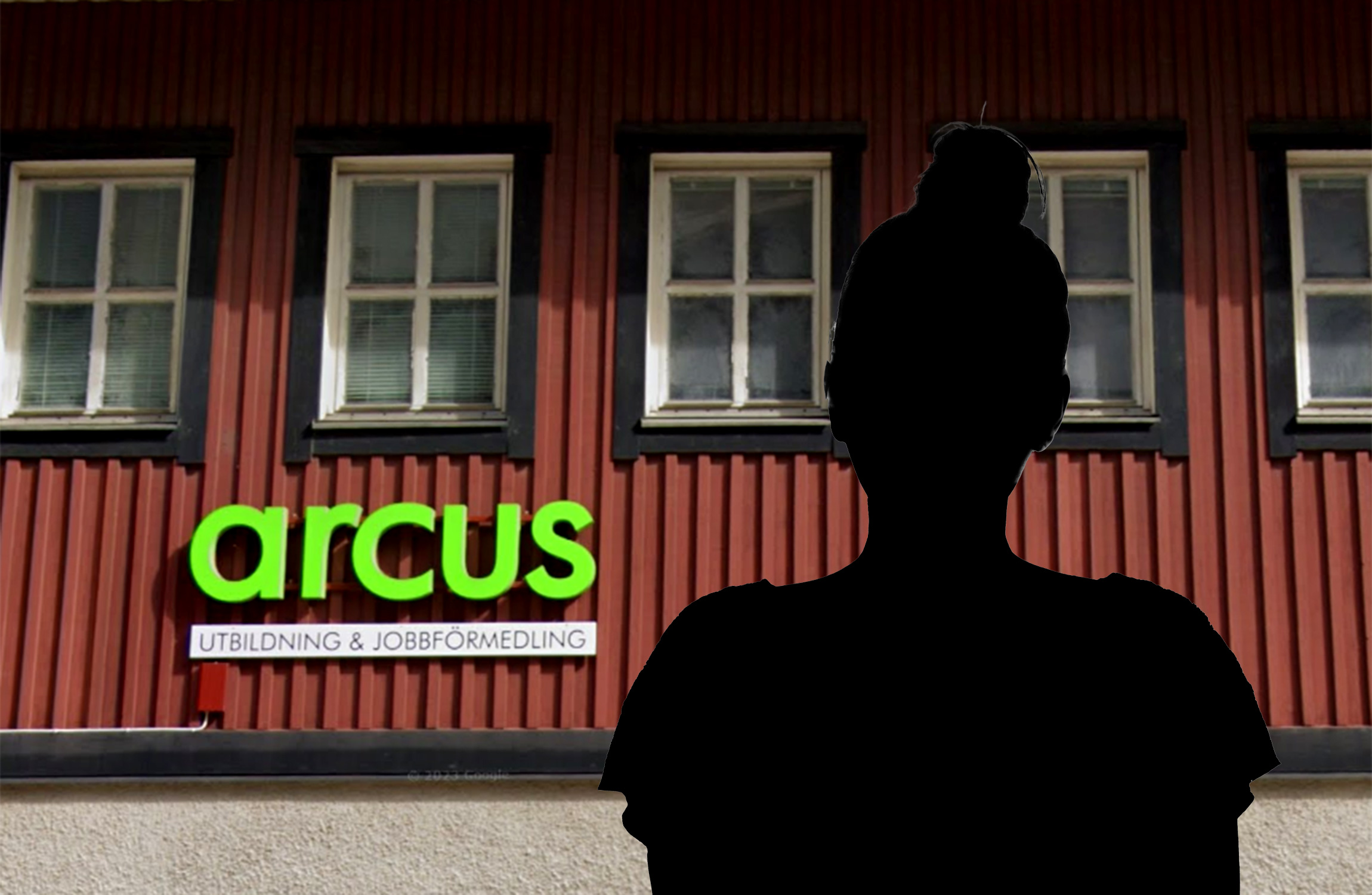 Silhuett av en person som står framför en byggnad med en skylt där det står "Arcus Utbildning & Jobbförmedling".