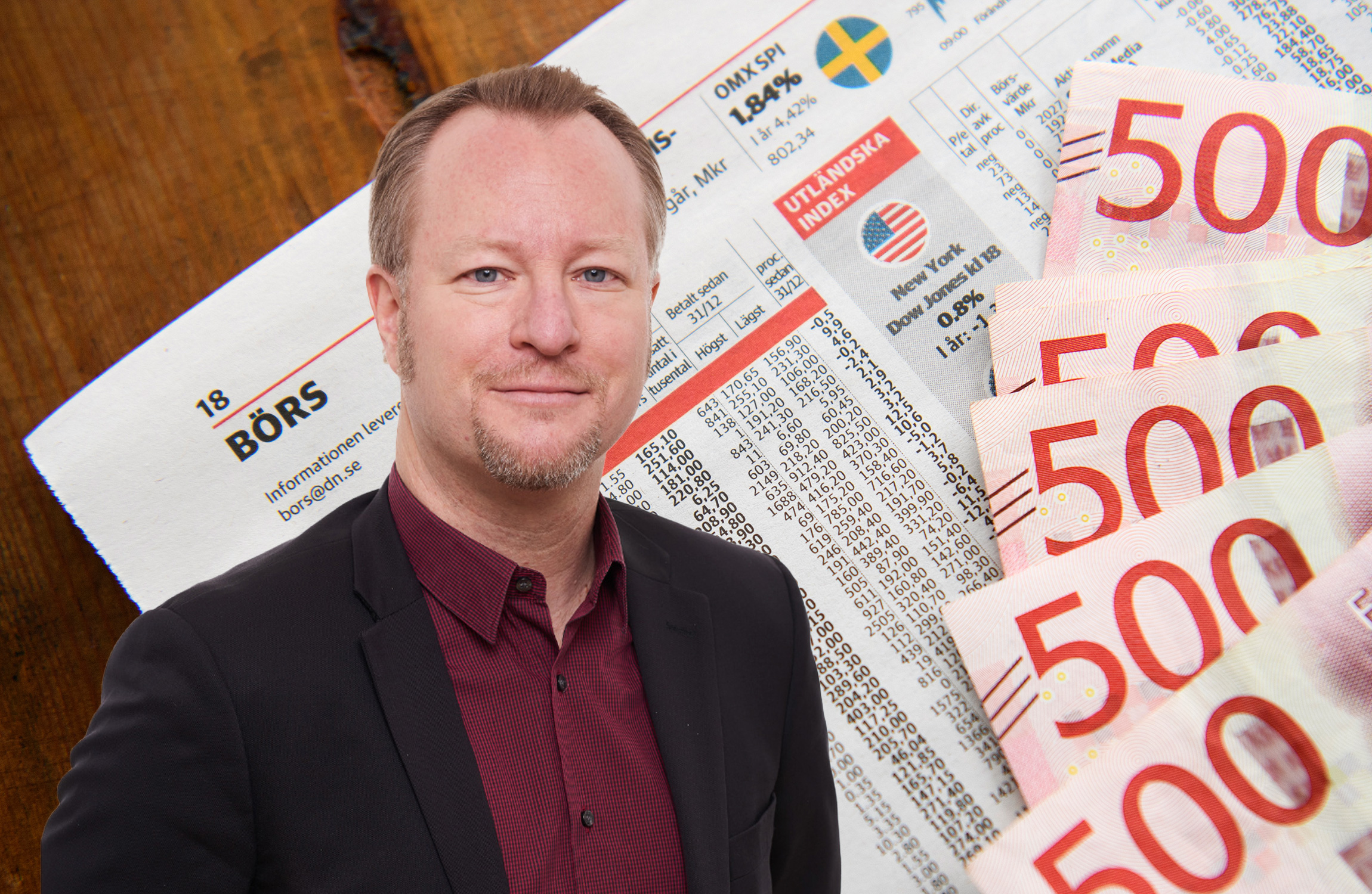 En man i kavaj och skjorta står framför en finanstidning och flera 500-valörsedlar.