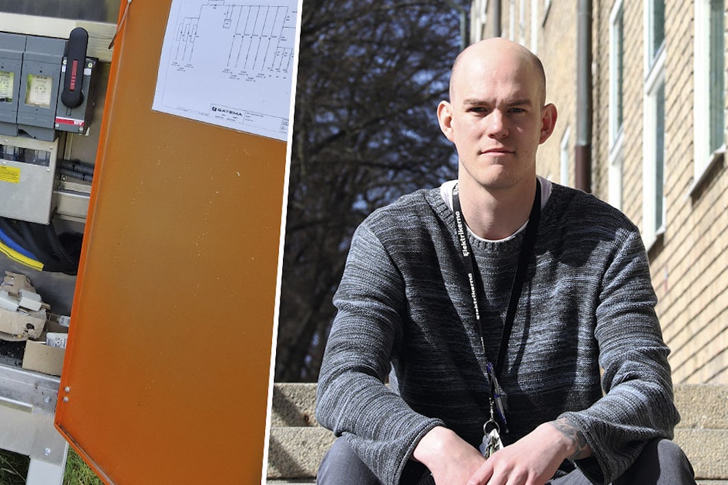 En man i grå tröja sitter på utetrappor, bredvid en bild av ett öppet elskåp med ett fäst schema.