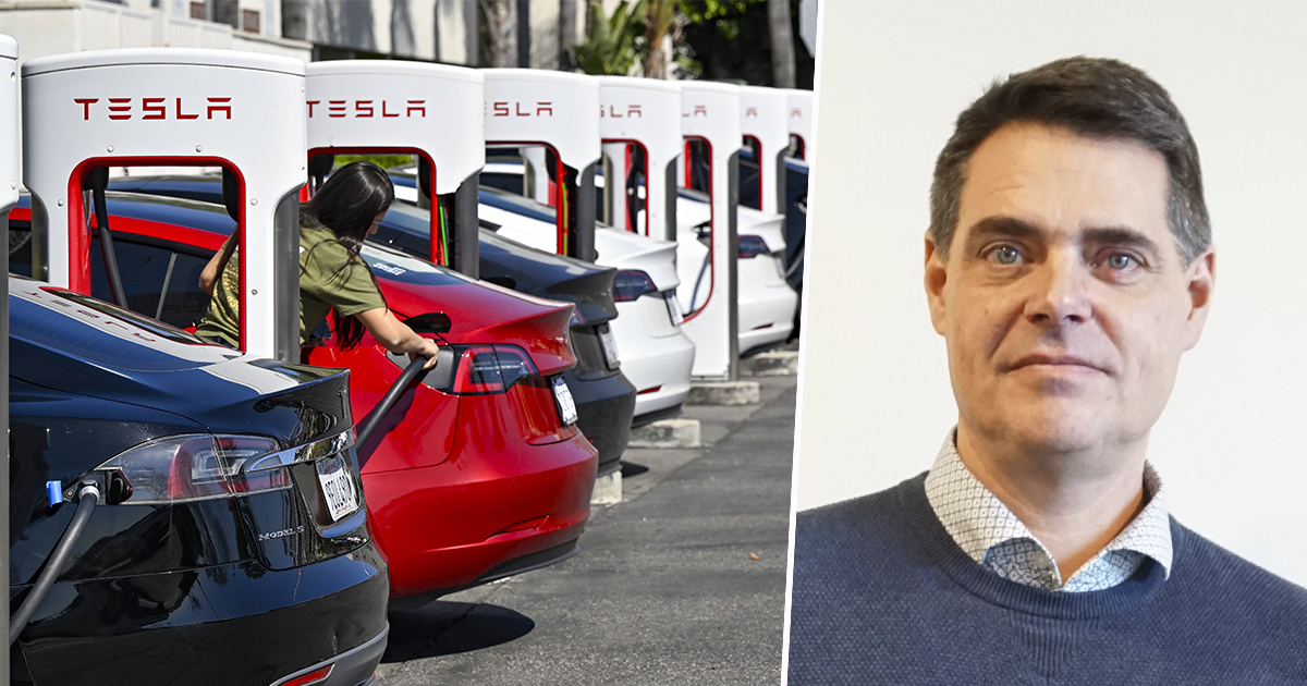 Flera Tesla-bilar laddas vid en station på vänster sida och ett porträtt av en man i affärskläder på högre sida.